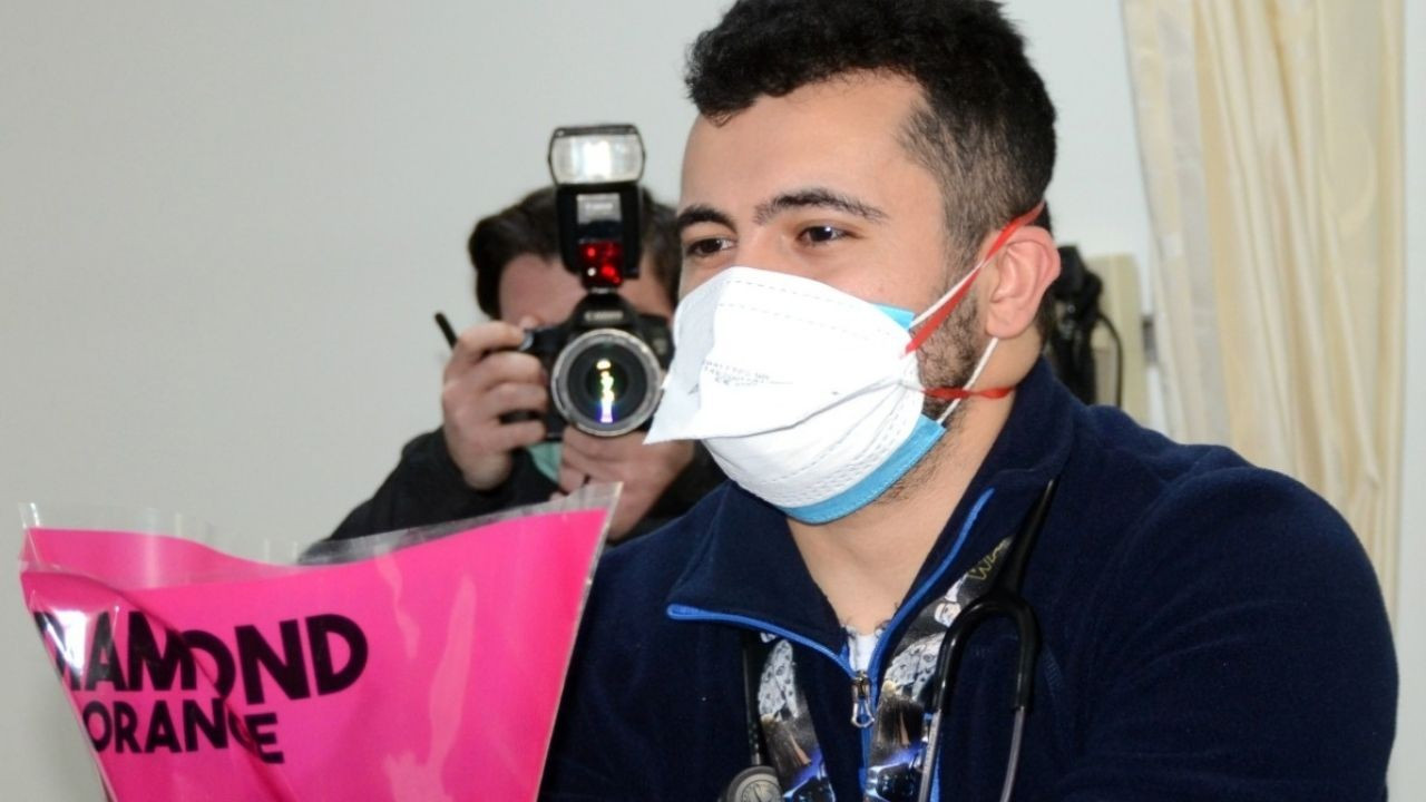 RATED sağlık çalışanlarına çiçek dağıttı