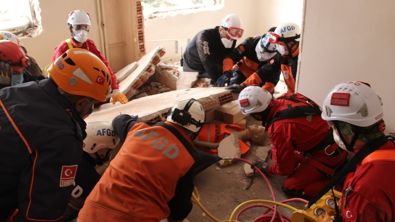 Deprem tatbikatı gerçeğini aratmadı