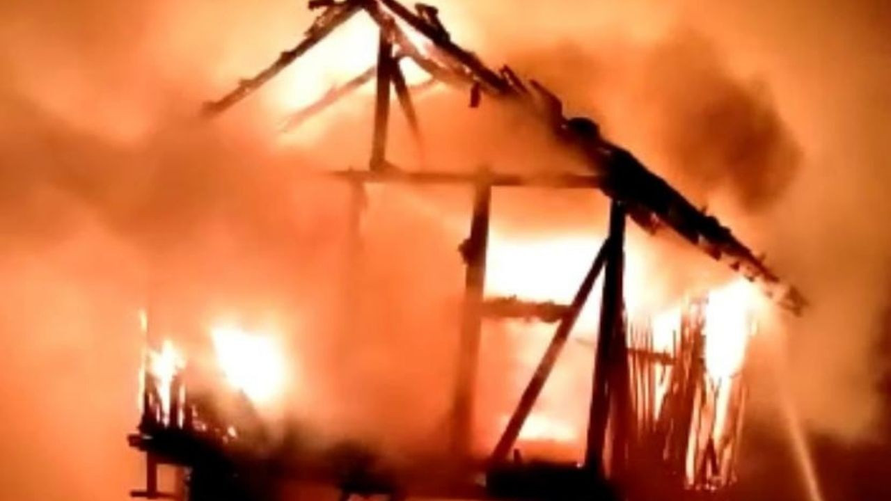 İki katlı ahır ve samanlık alev alev yandı