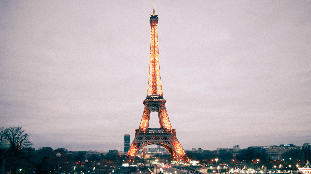 Paris’in simgesi : Eyfel Kulesi