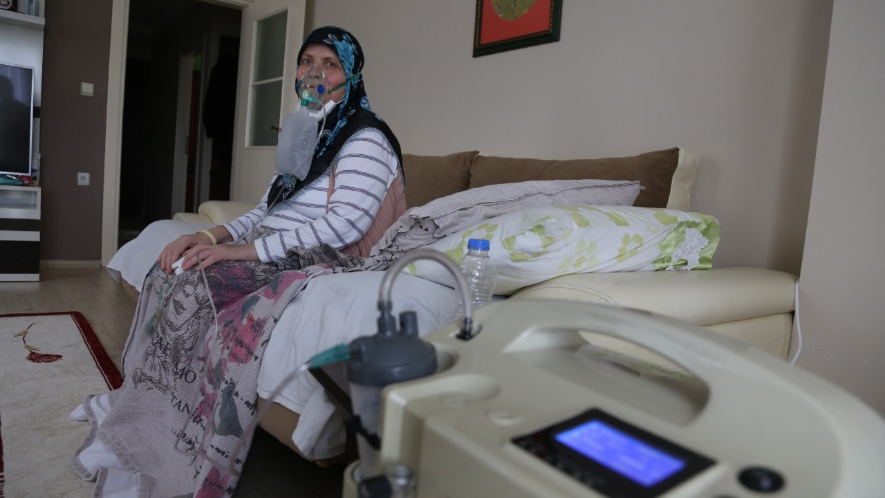 2 ay sonra korona virüsü yenen halasını, hastane önünde sevdiği türkü ile karşıladı