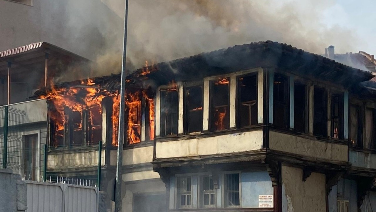 Ahşap binada çıkan yangın çevredekileri paniğe soktu