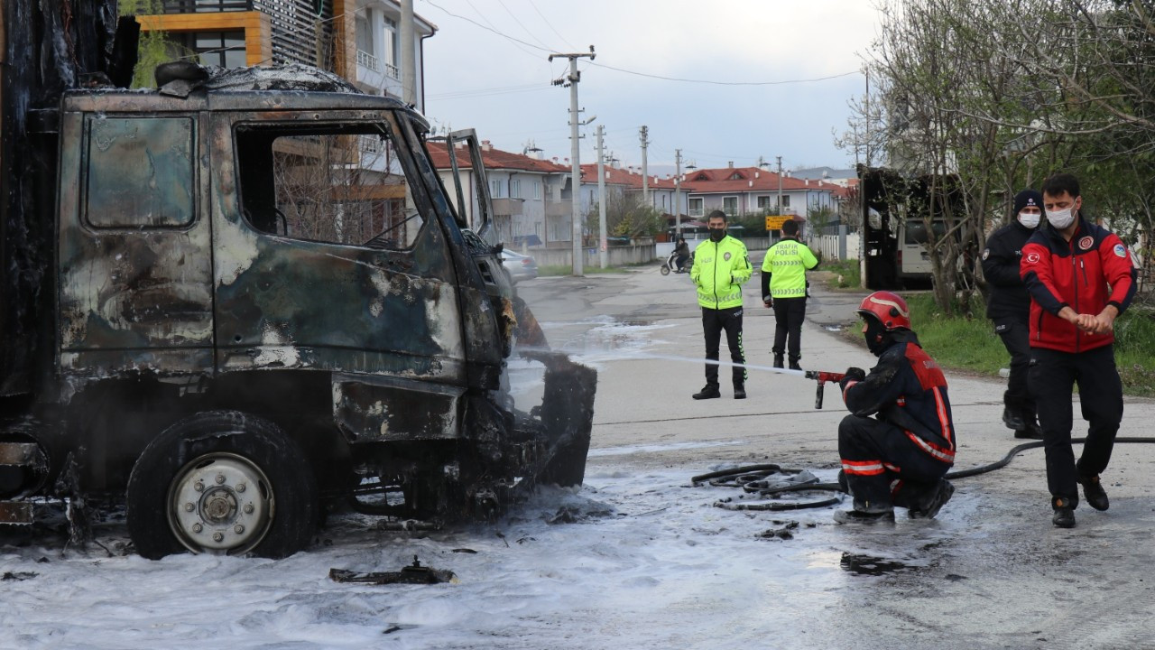 Korku dolu anlar! Markete mal sevkiyatı yapan kamyon yanarak küle döndü