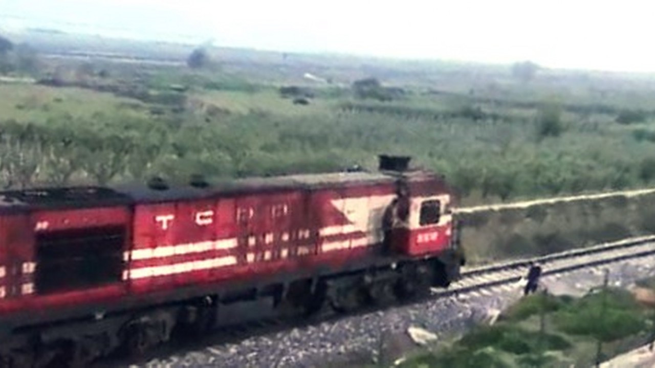 Makinist treni durdurdu, kurye iftarlık siparişini yetiştirdi