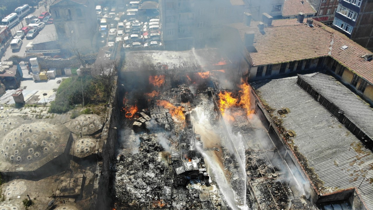 Kumkapı'da İstanbul Emniyet Müdürlüğü'ne ait depoda yangın