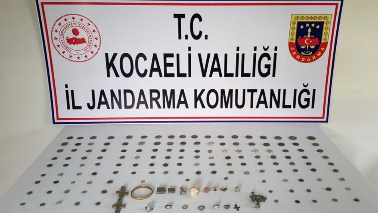 Jandarmanın durdurduğu araçtan tarihi eserler çıktı