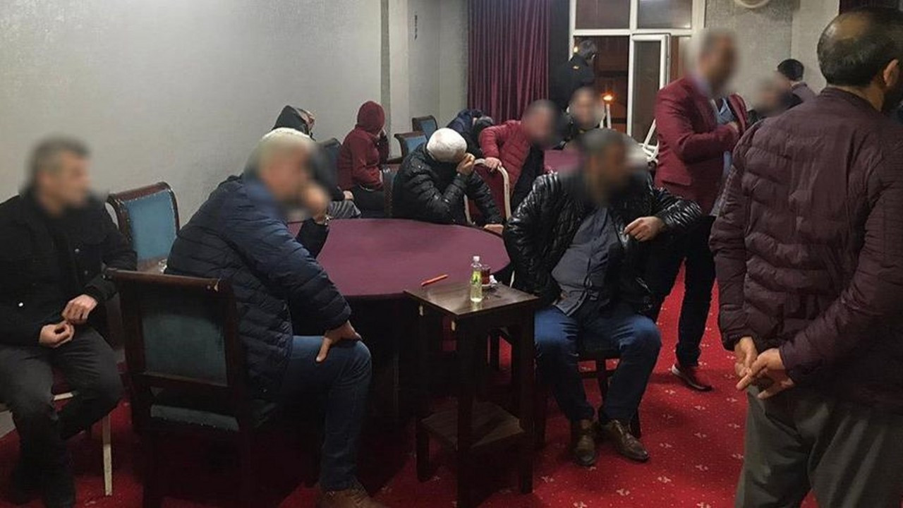 Kapalı olması gereken kahvehanede 15 kişi oyun oynarken yakalandı