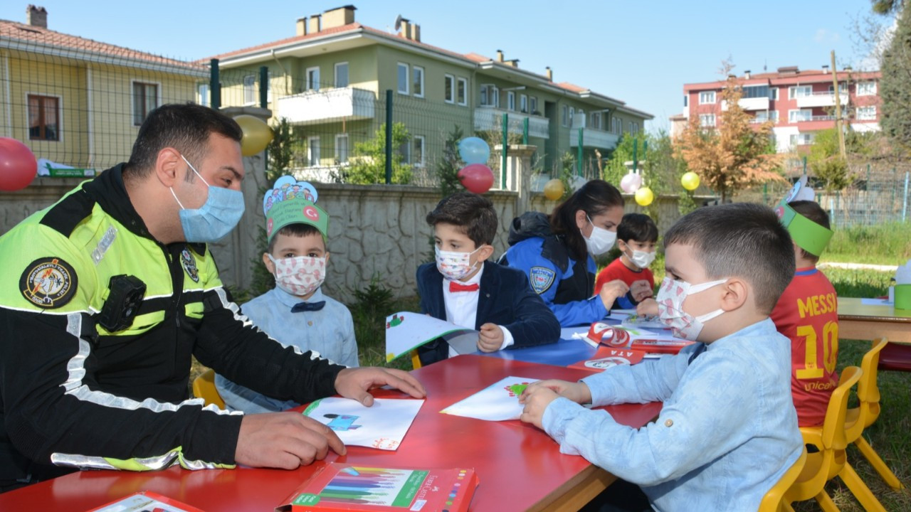 Minik öğrencilerle 23 Nisan'ı kutladılar