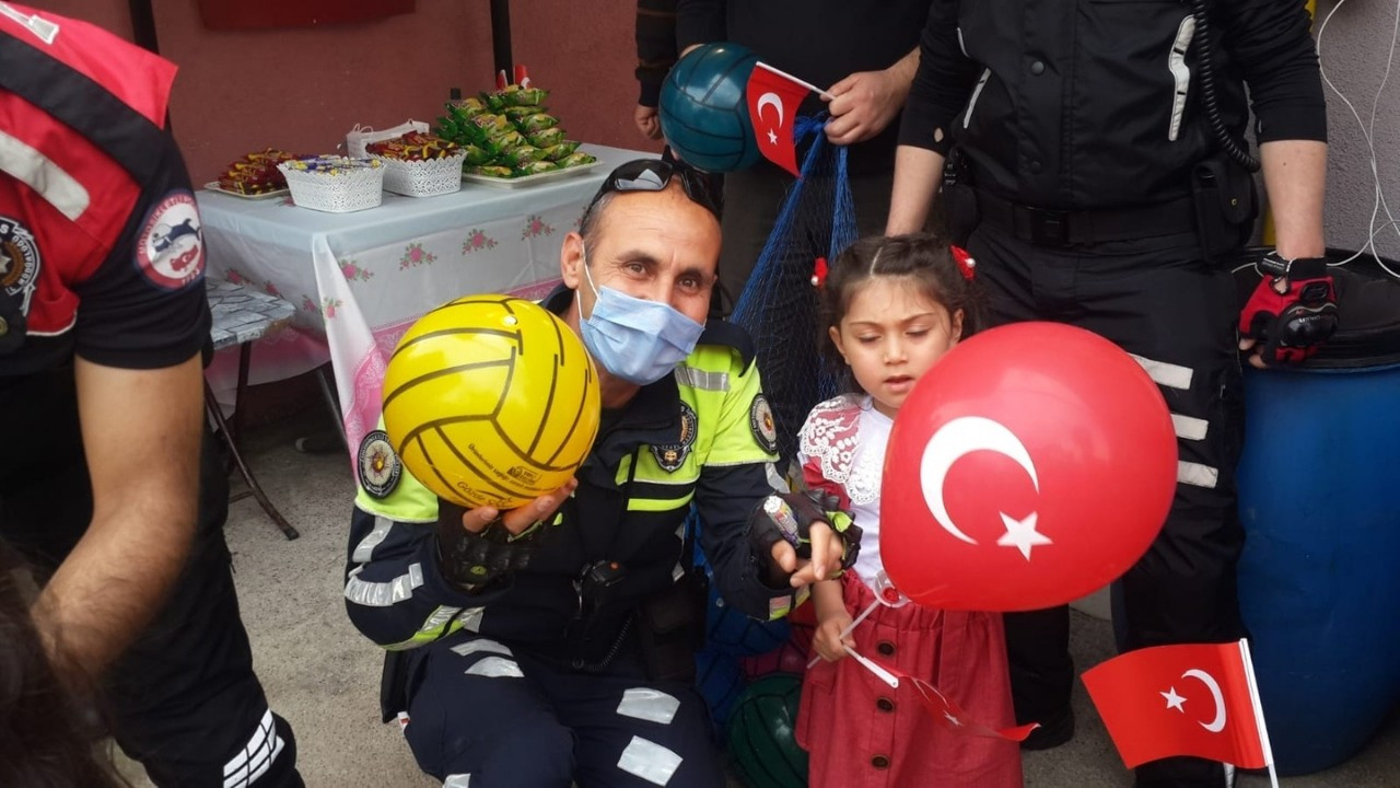 Yunus ve Şahin Polisleri Miniklerin Sevincine Ortak Oldu