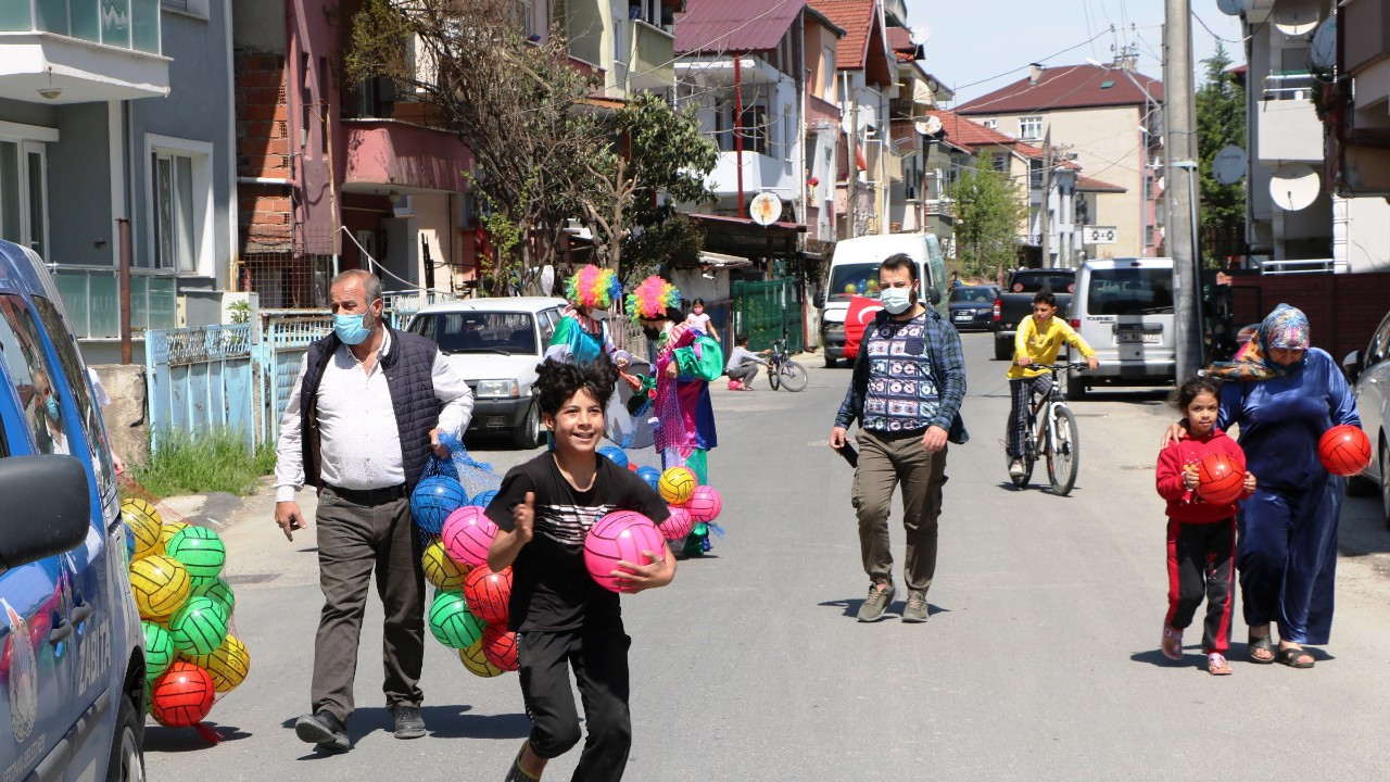 Palyaço kostümü giyip, çocuklara top dağıttılar