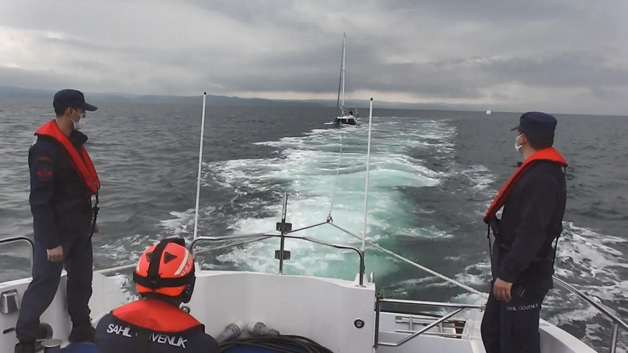 Marmara Denizi’nde 2 kişi batmakta olan tekneyle birlikte kurtarıldı