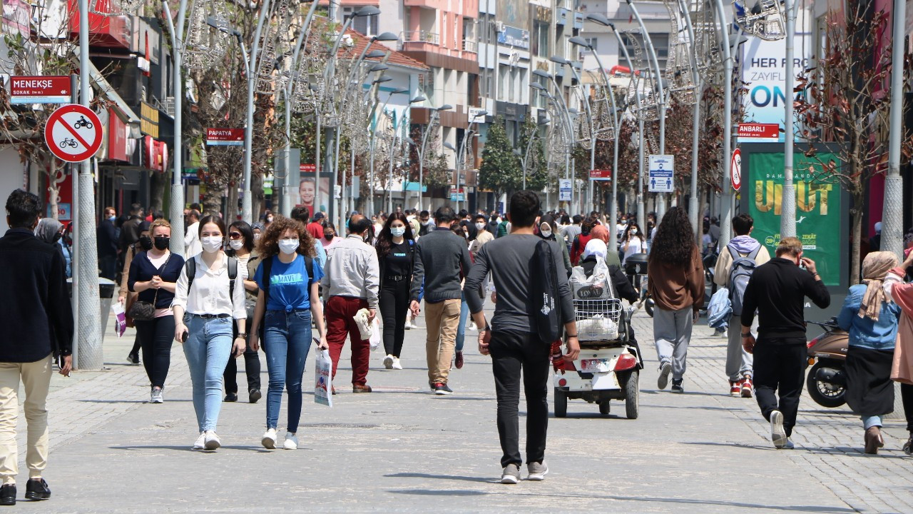 Sakarya'da tam kapanma öncesi sokaklarda yoğunluk