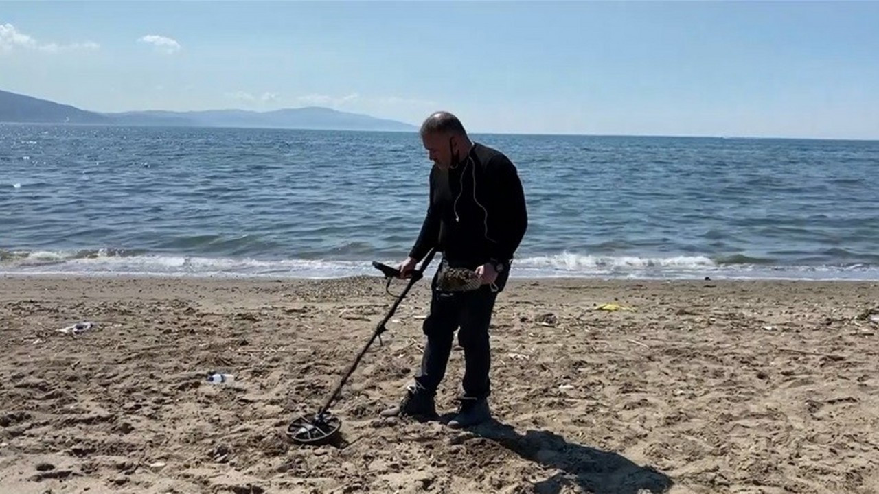 Dedektörle sahilde altın arıyor