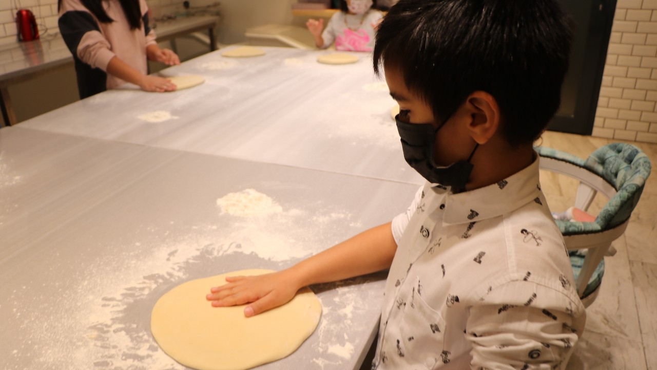 Pandemide çocuklar pasta yaparak eğleniyor