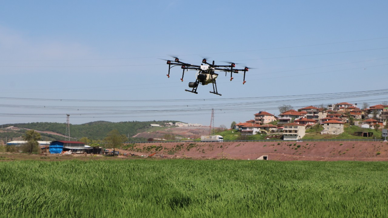 110 dönümlük arazisini dronla ilaçlattı