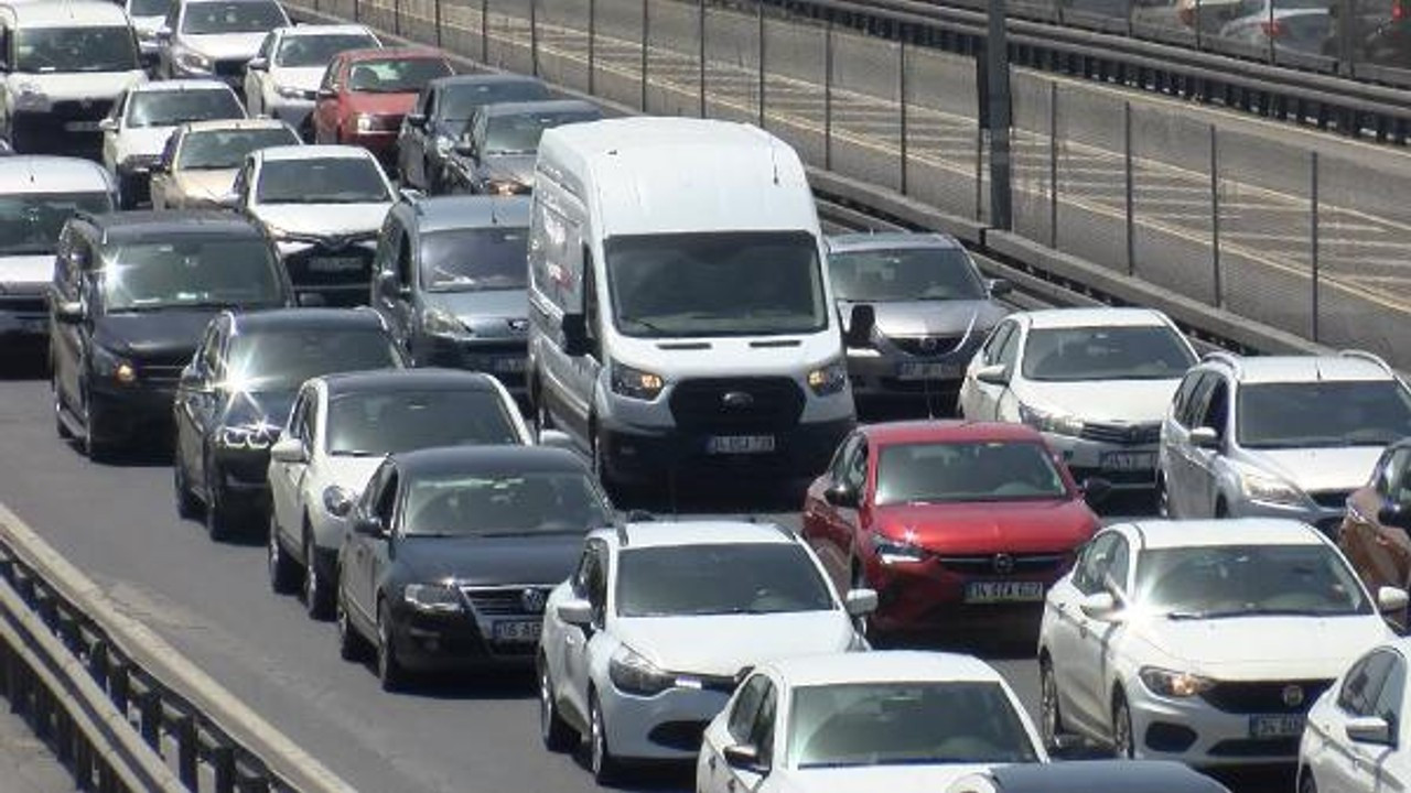 İstanbul'da öğle saatlerinde trafik yoğunluğu: yüzde 63'e çıktı