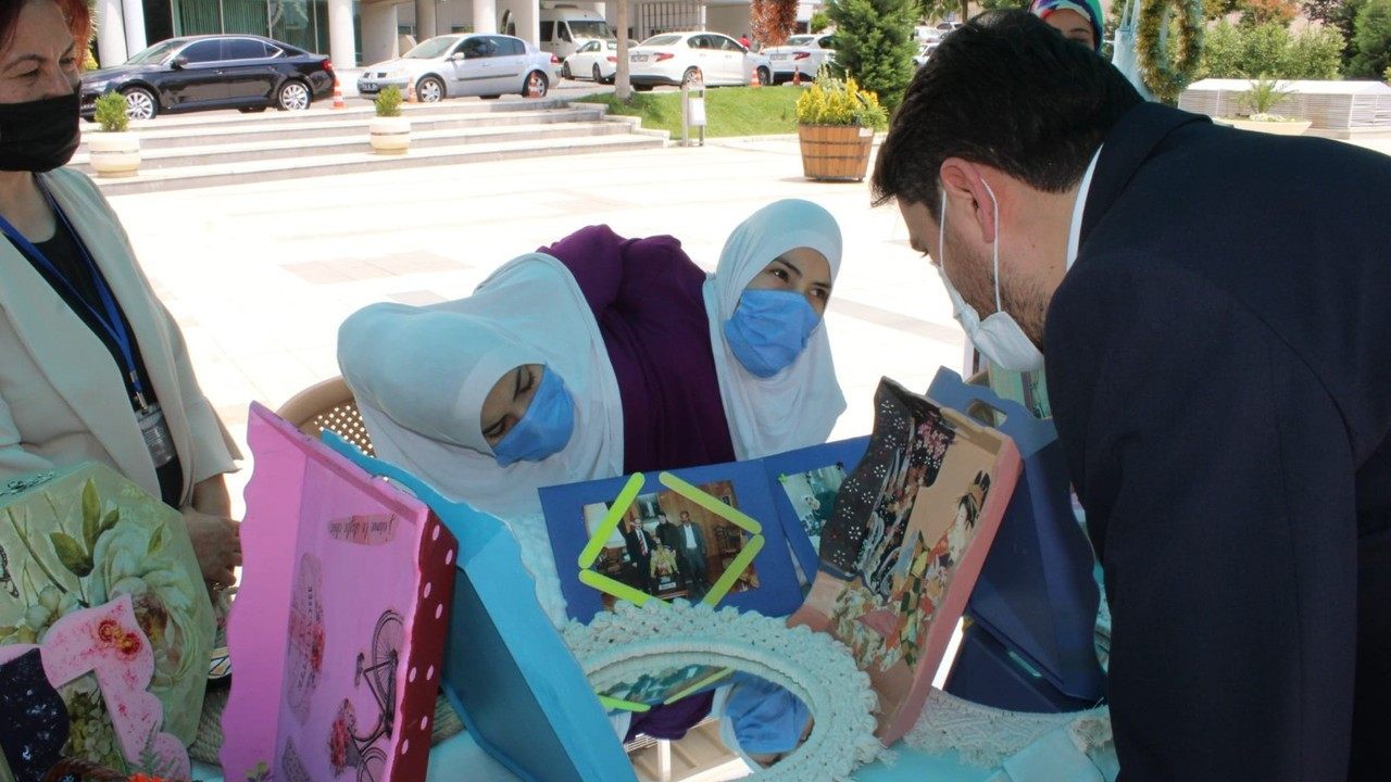 Siyam ikizleri el emeği ürünlerini sergiledi