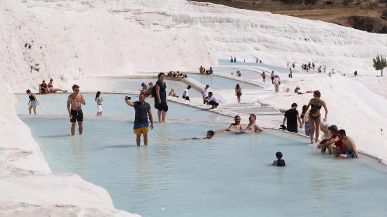 Pamukkale'de  cumartesi yoğunluğu! Akın ettiler