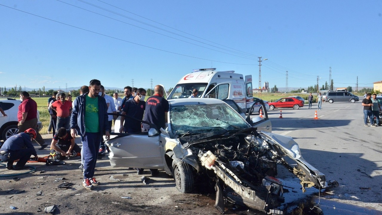 Ciple otomobil çarpıştı: 1 ölü, 2 yaralı