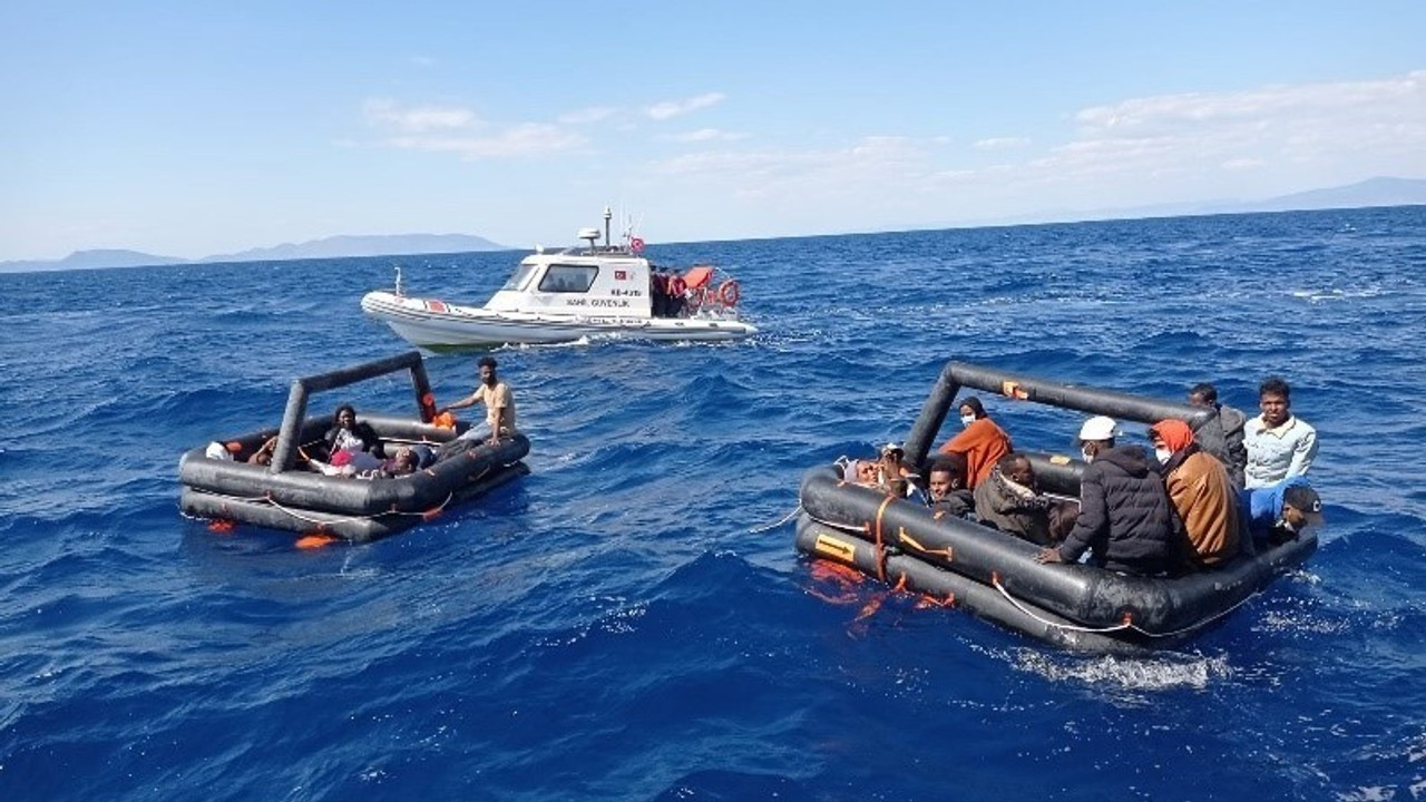 İzmir açıklarında 131 düzensiz göçmen kurtarıldı