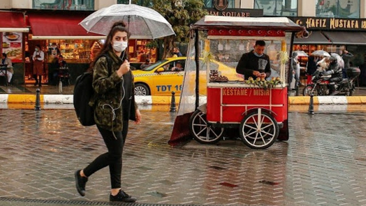 Taksim’de yağmur vatandaşlara  zor anlar yaşattı