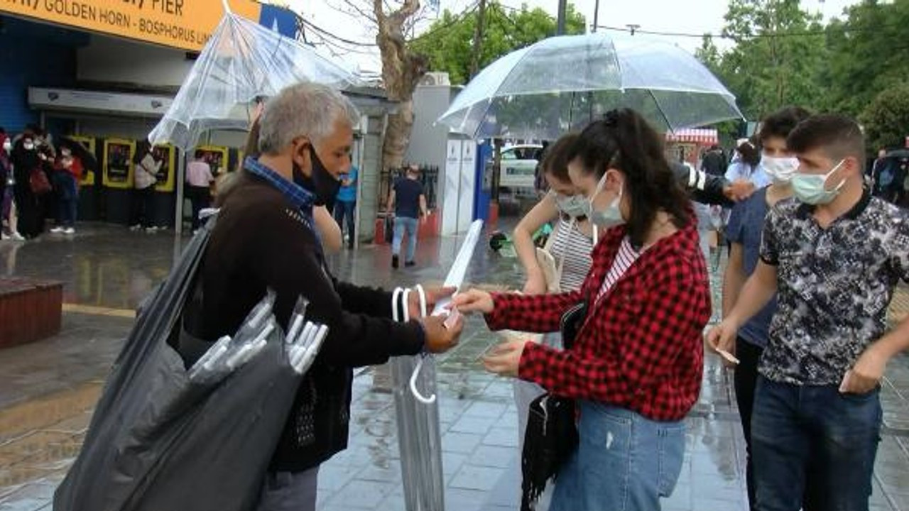 Üsküdar'da aniden başlayan yağmur zor anlar yaşattı