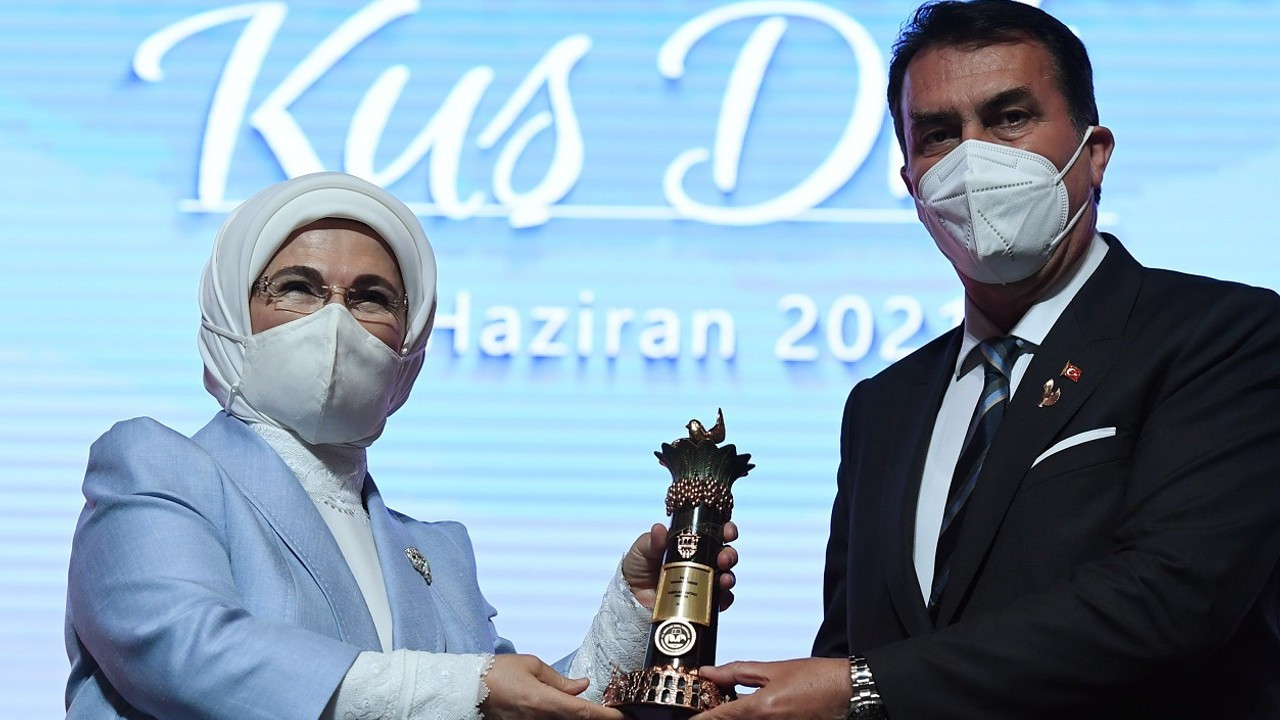 Emine Erdoğan’dan Osmangazi Belediye Başkanı Dündar’a ‘Vakıf İnsan’ Ödülü 