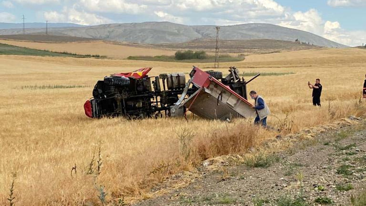 Yangına müdahaleye giden itfaiye aracı devrildi: 3 yaralı