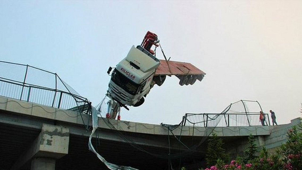 Gebze'de korkunç kaza! Şoför aslı halde kurtarılmayı bekledi