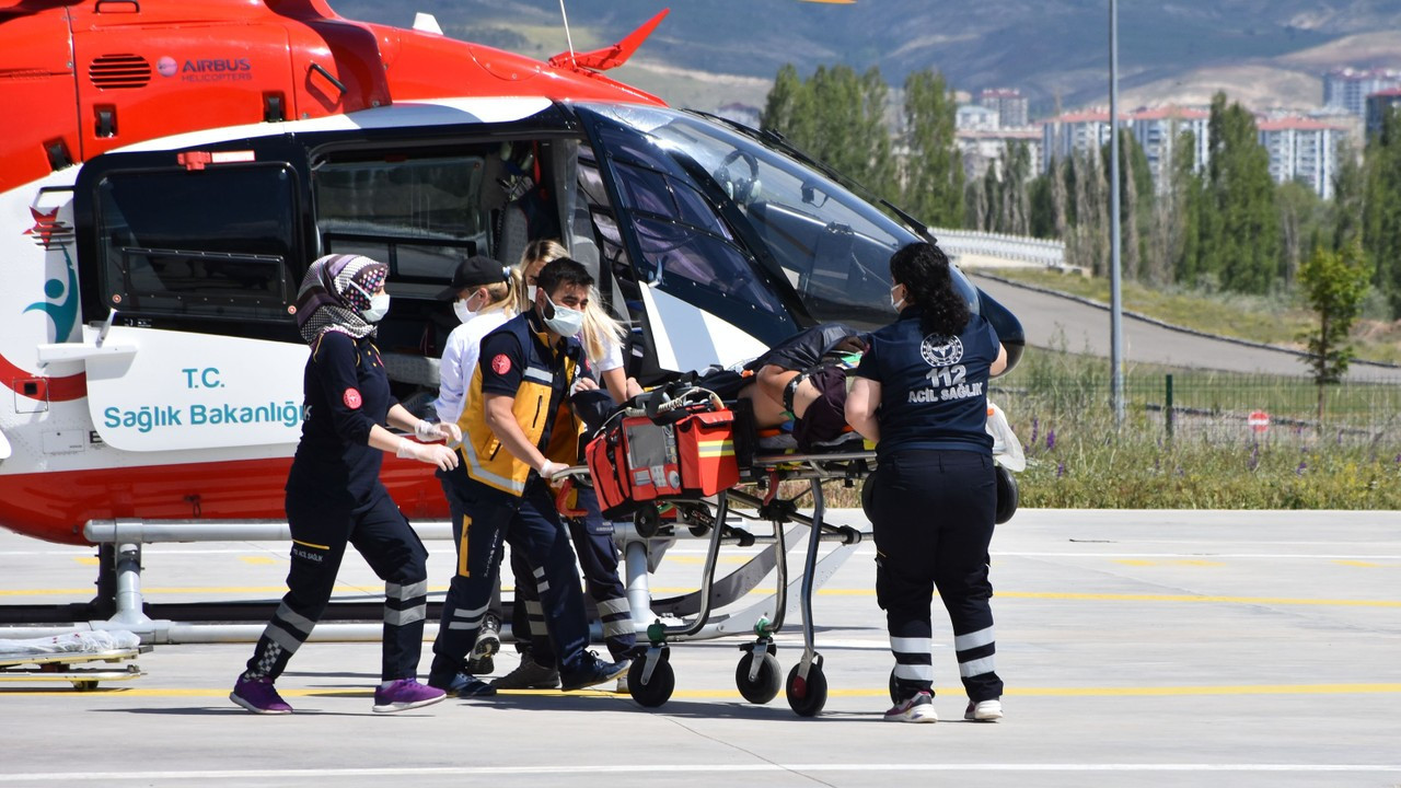 İnşaattan düşen işçi, ambulans helikopterle sevk edildi