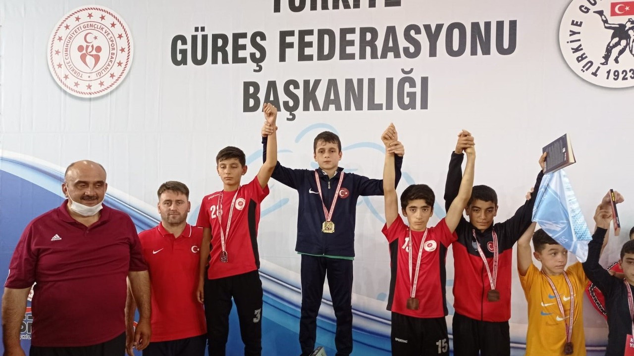 Düzceli güreşçiler madalya ile dönüyor