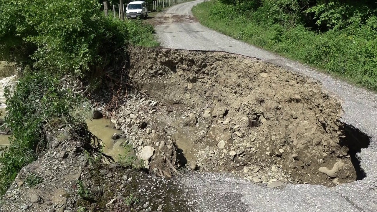 Samsun'da aracın sele kapıldığı anlar kamerada