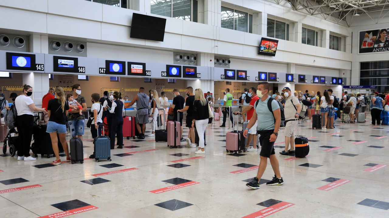 Antalya'ya 44 uçakla 12 bin 200 Rus turist bekleniyor