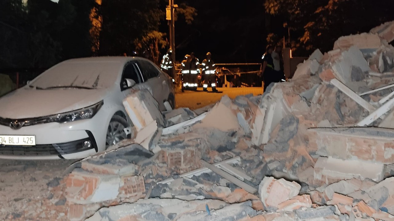 SARIYER'DE GECE 9 KATLI BİNA ÇÖKTÜ