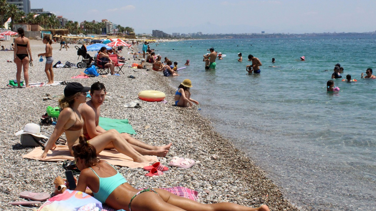 Kısıtlamalı son pazar gününde sahilde turist yoğunluğu