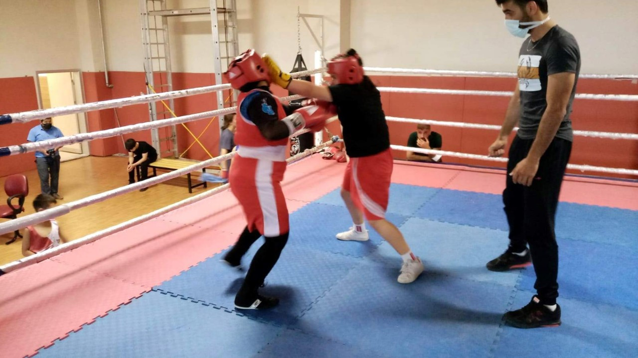 Arifiyeli boksörler fırtına gibi esti