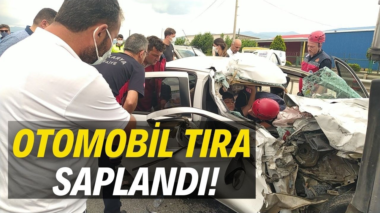 Otomobil tıra saplandı!