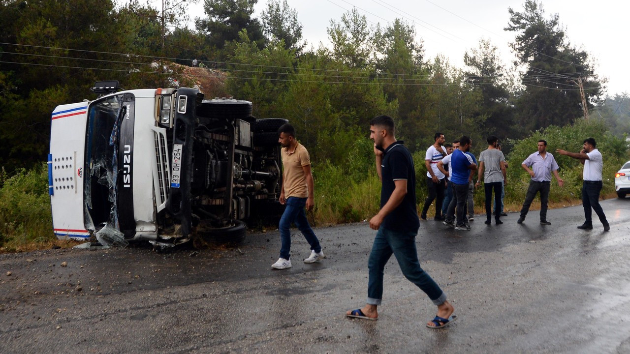 Mevsimlik işçileri taşıyan kamyonet devrildi: 11 yaralı