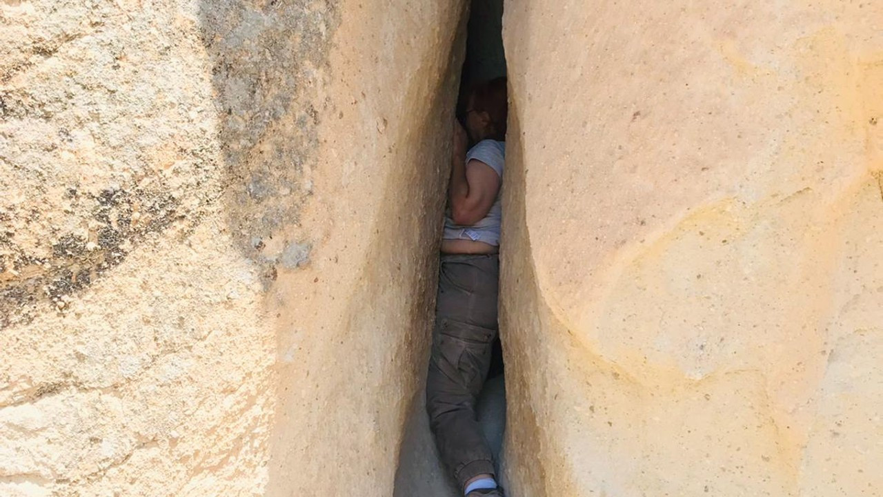 ABD'li turist, fotoğraf çekerken düştüğü kayalıklar arasında sıkıştı