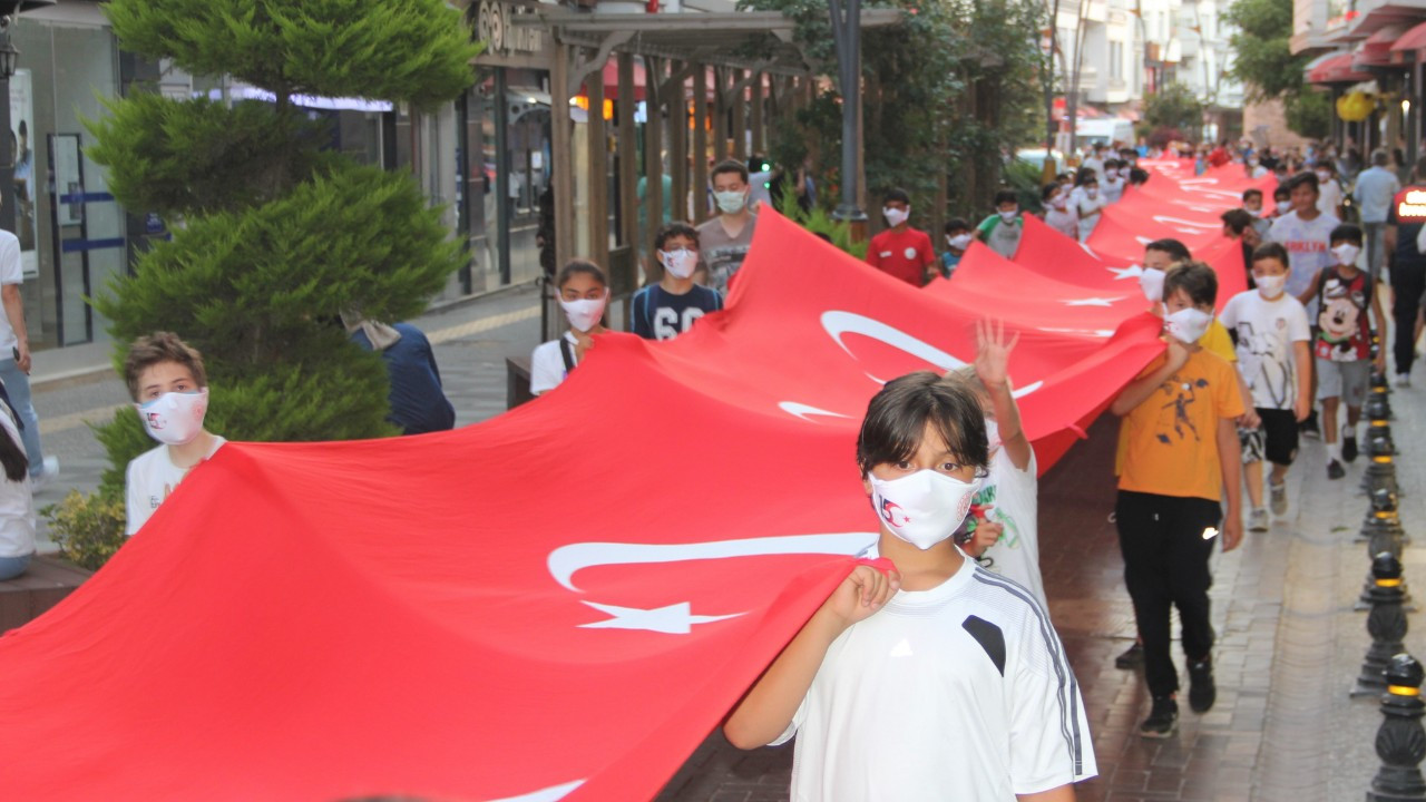 Sinop’ta demokrasi yürüyüşünde 120 metrelik Türk bayrağı açıldı