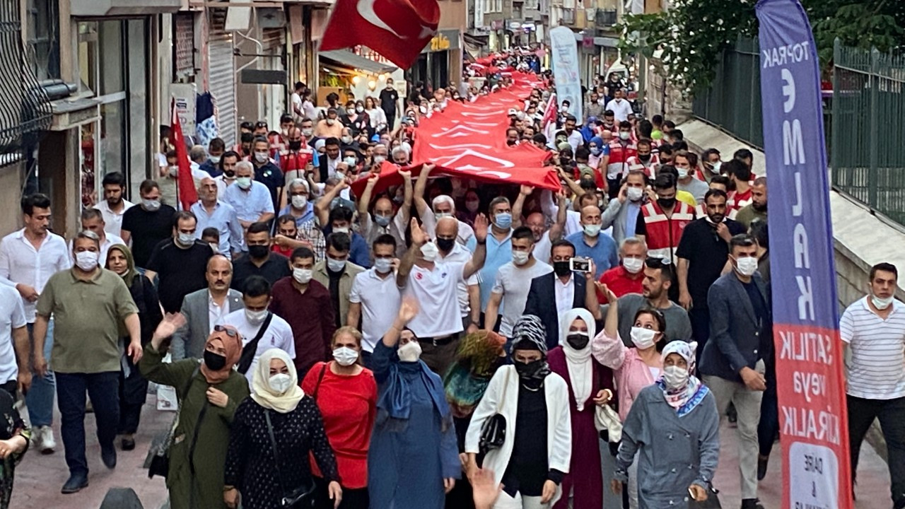 Beyoğlu’nda 250 metrelik bayrağın altında yaklaşık bin kişi yürüdü