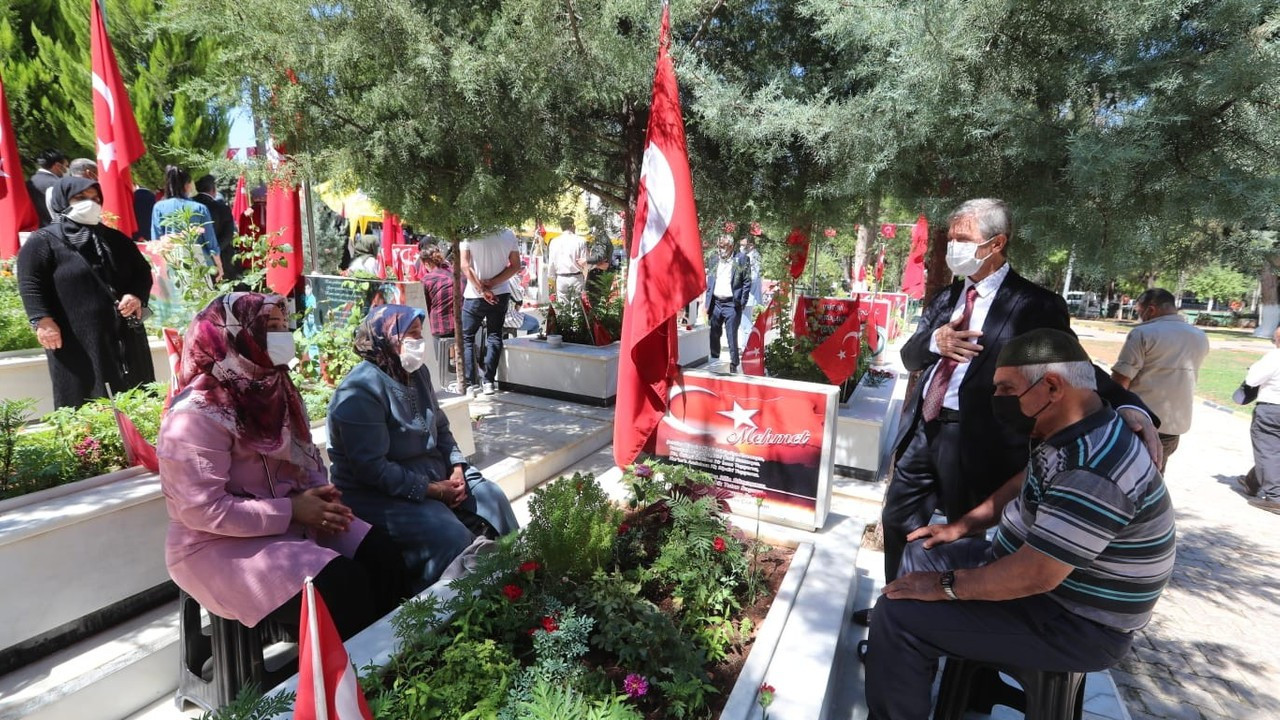 Başkan Tahmazoğlu 15 Temmuz’da şehitliği ziyaret etti