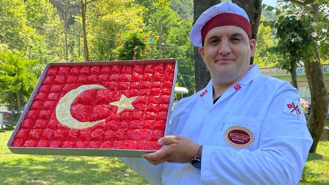 15 Temmuz'a özel ay yıldızlı baklava hazırladı