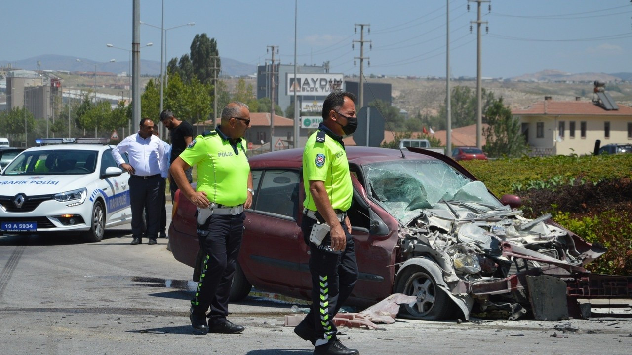 Tır ile çarpışan otomobil hurdaya döndü