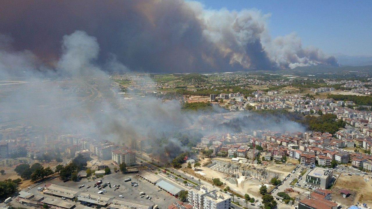 Manavgat'ta orman yangını yerleşim yerlerine sıçradı: 5 mahalle boşaltıldı