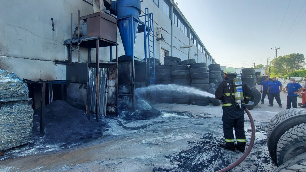 Fabrikadaki dev lastikler alevlere teslim oldu