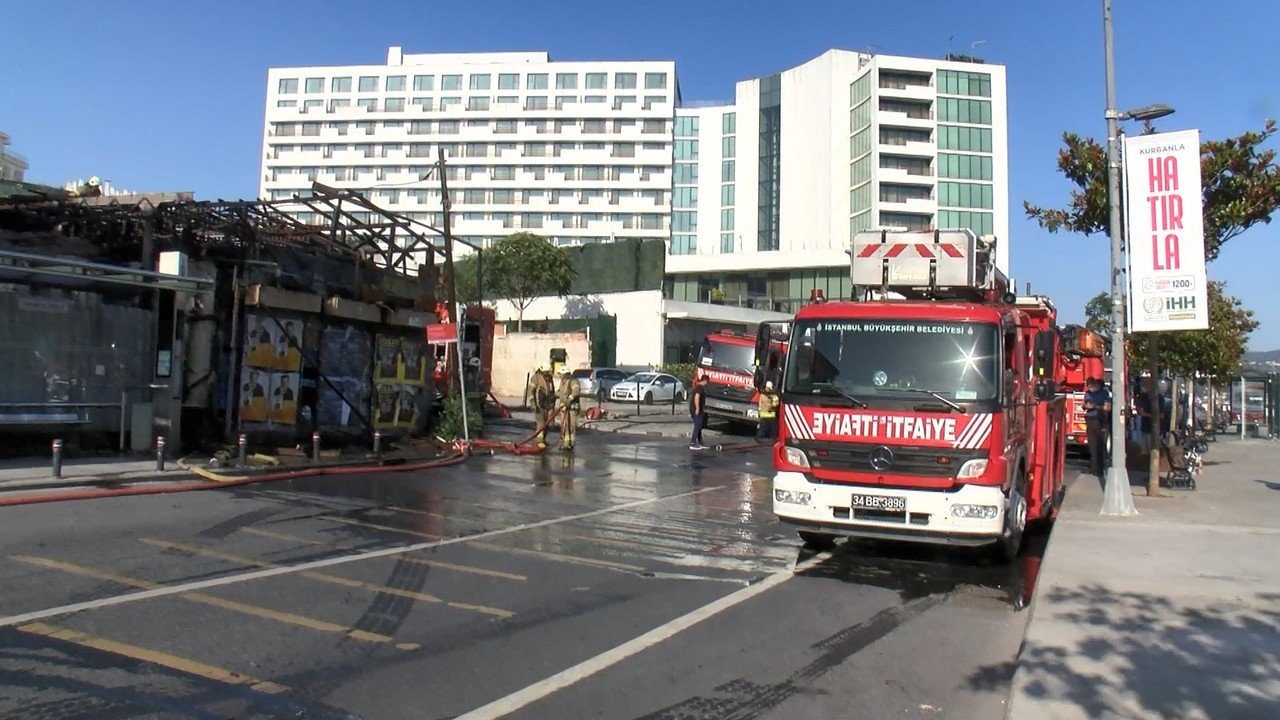 Sarıyer'de baraka yangını, sahil yolunda trafik durdu