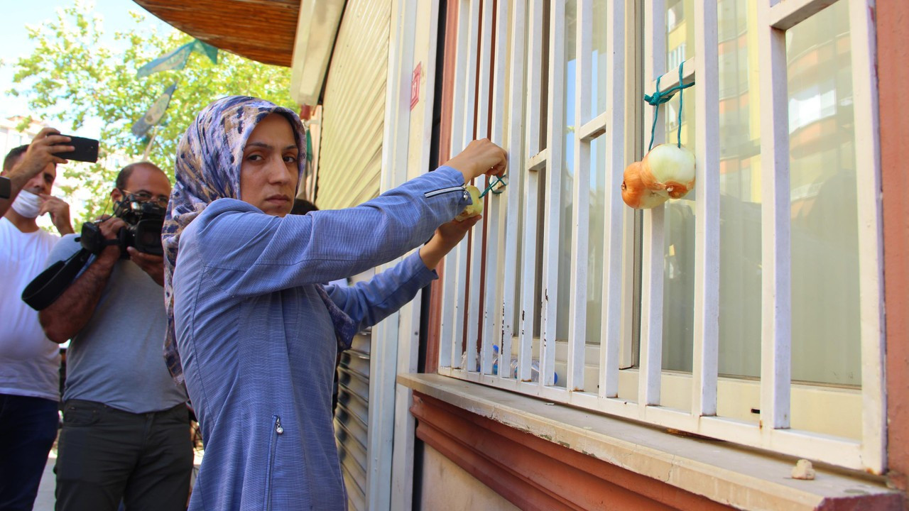 PKK'dan kaçan evladına kavuştu, HDP binasına soğan astı