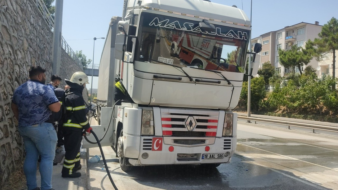 Seyir halindeki tır yangını korkuttu