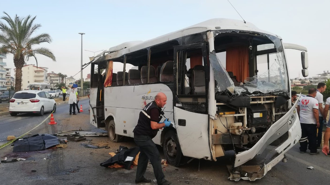 Antalya'da tur midibüsü kaza yaptı: 2 turist öldü